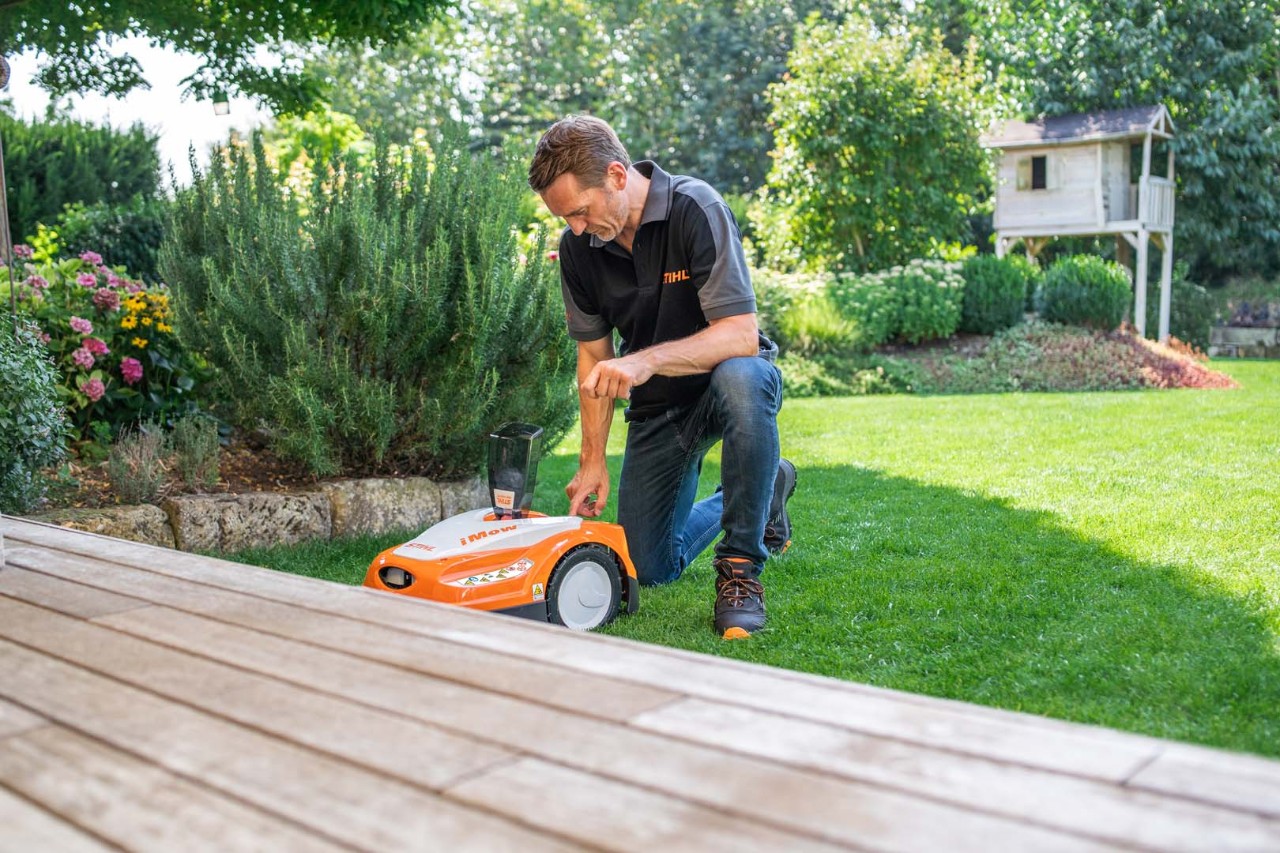 Il robot tosaerba STIHL iMOW® viene preparato per la pulizia da un rivenditore specializzato STIHL