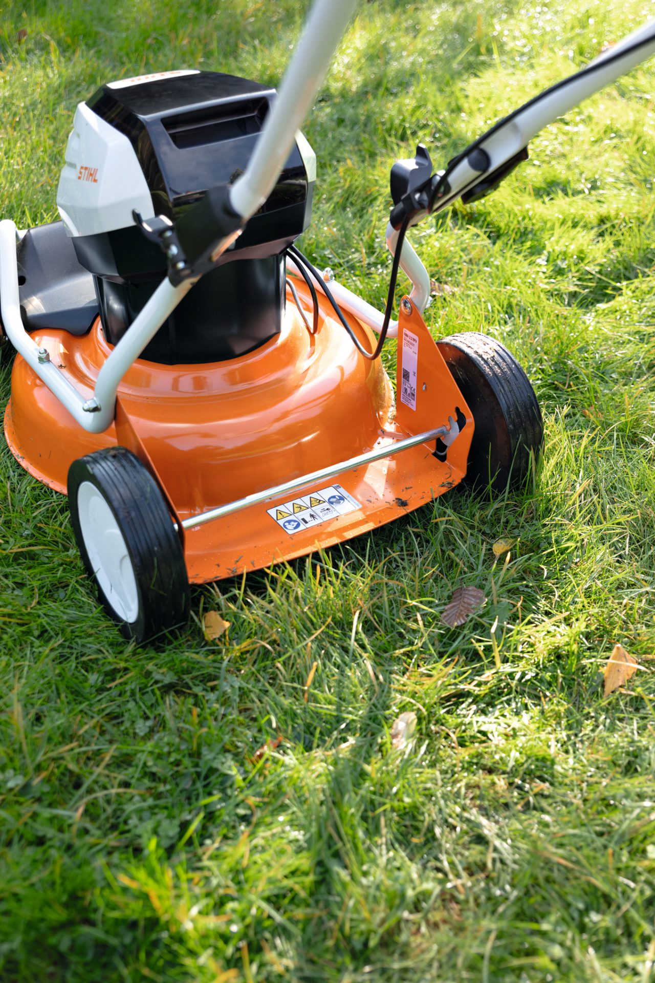 Tosaerba con funzione mulching STIHL RMA 2 RV su prato verde