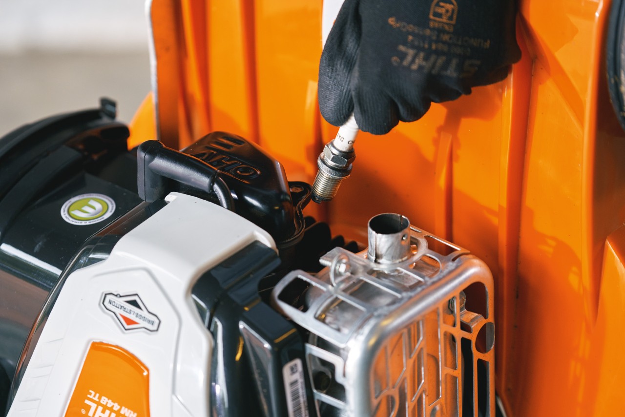 Sostituzione della candela di accensione del tosaerba a benzina STIHL RM 448 T-C