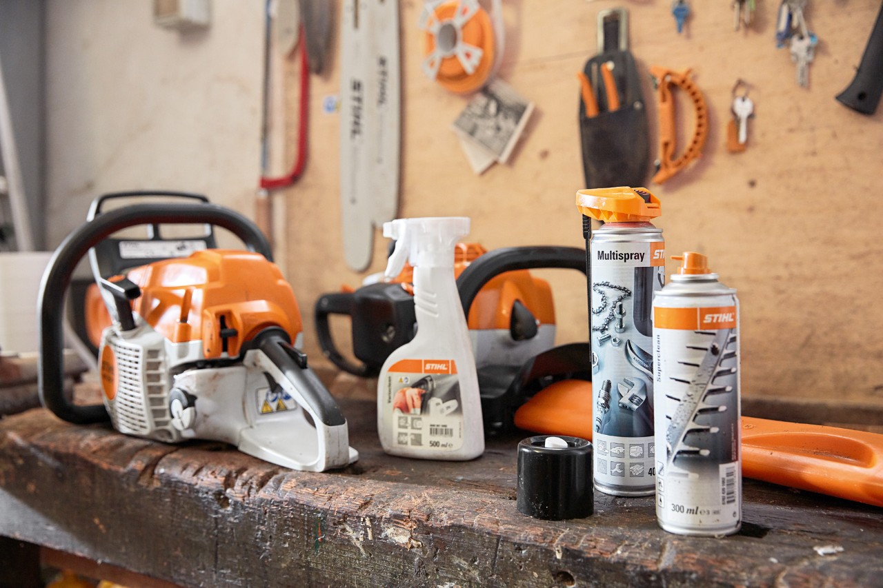Materiale per la pulizia di una motosega STIHL