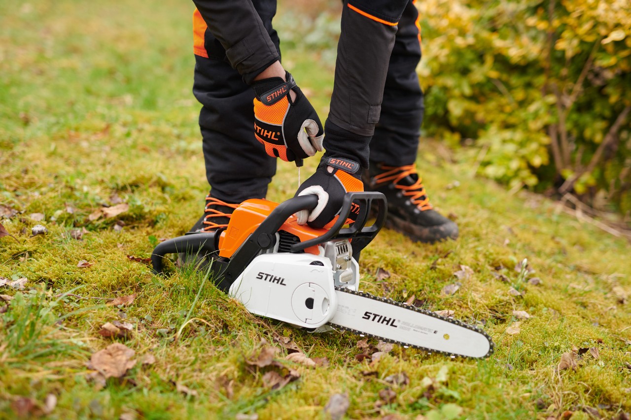 Avviamento della motosega a benzina STIHL MS 180 C-BE per terra