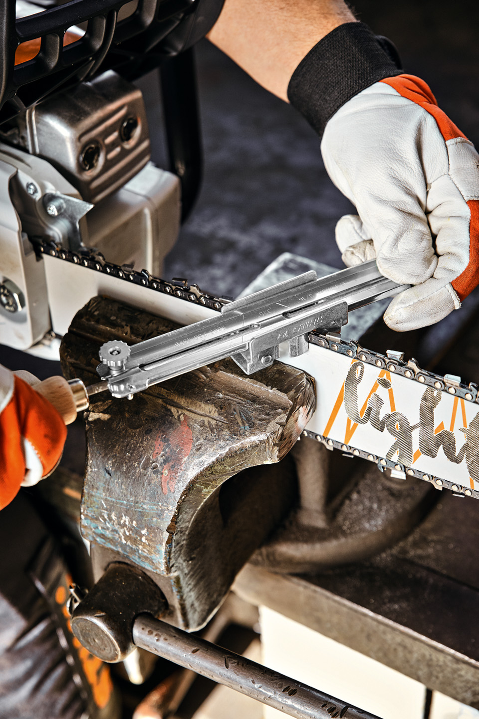 Persona con una guida per portalime su una spranga di guida STIHL Light 04