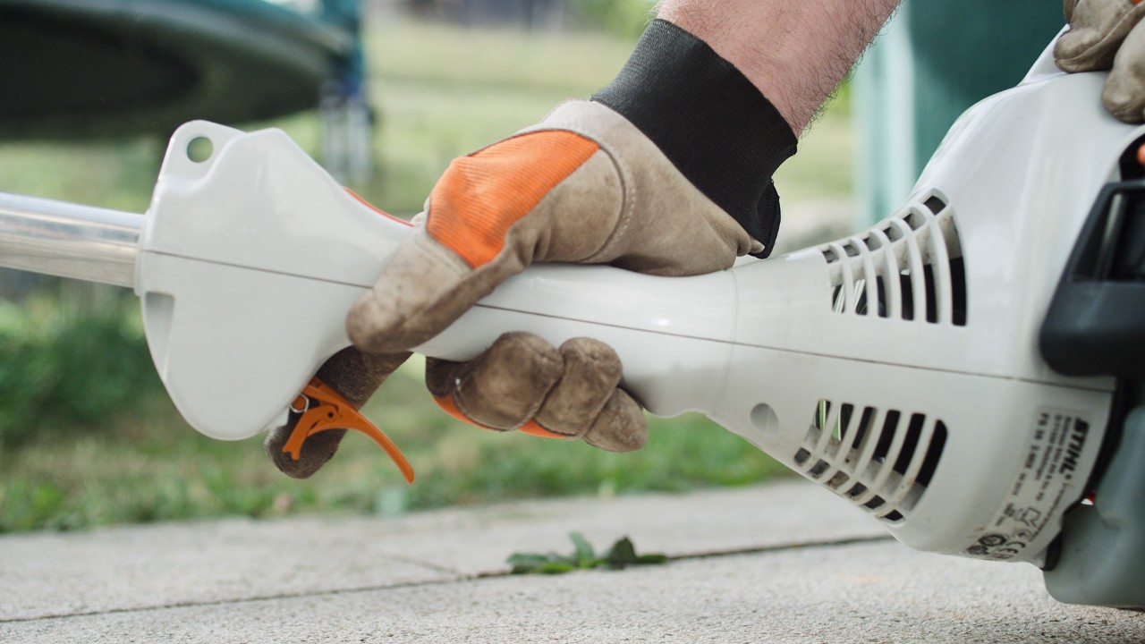 Sul decespugliatore a benzina STIHL viene premuto l'acceleratore