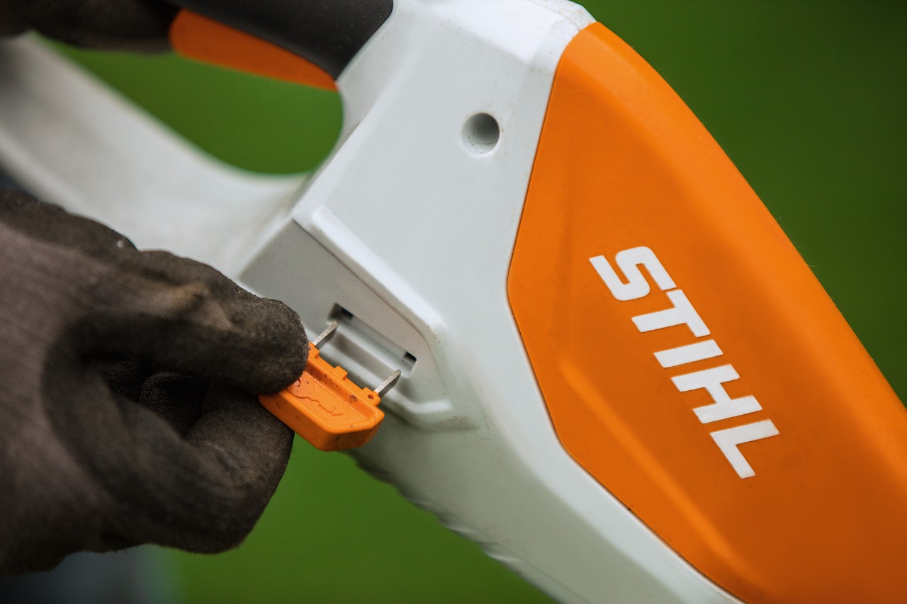 Tagliabordi senza fili STIHL con batteria integrata e chiave di attivazione