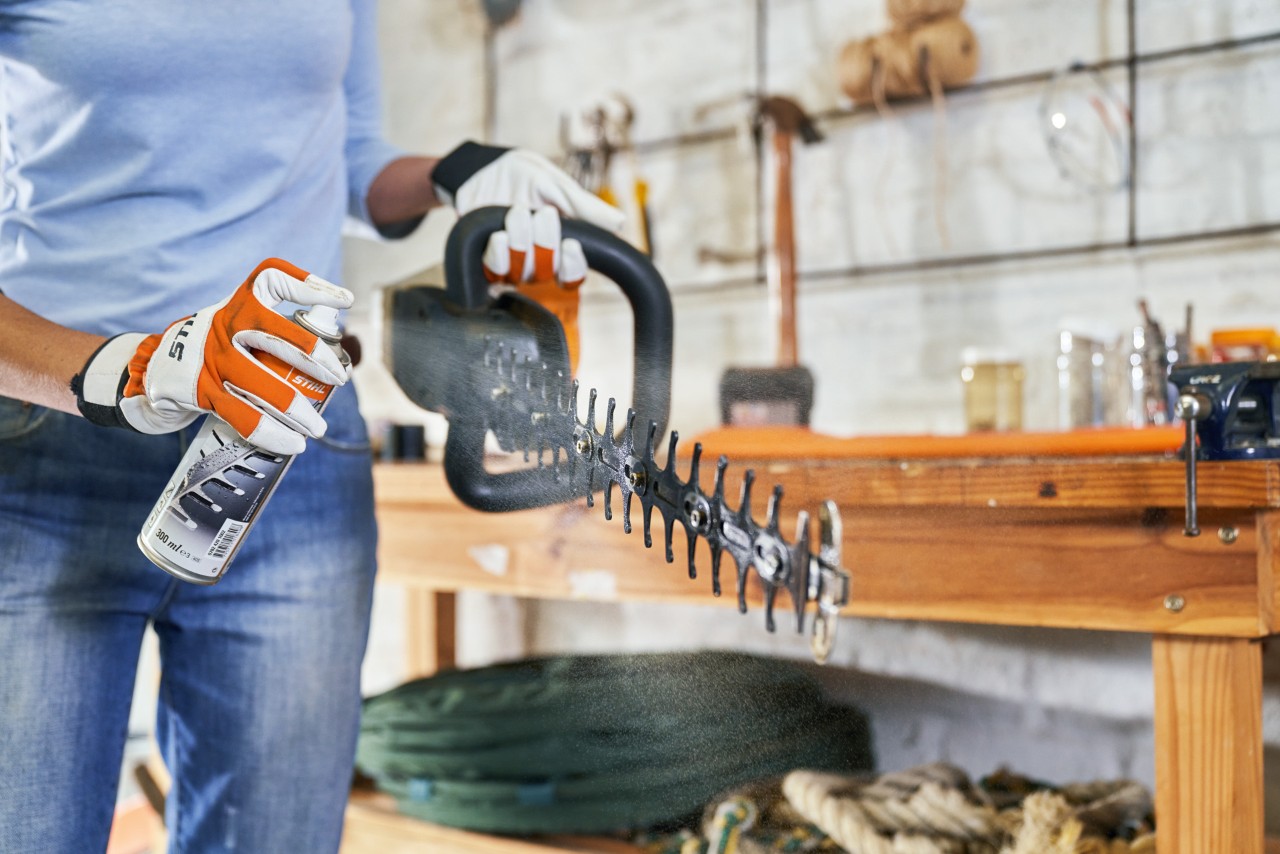 Manutenzione del tosasiepi senza fili STIHL HSA 56 effettuata utilizzando il solvente per resina STIHL Superclean
