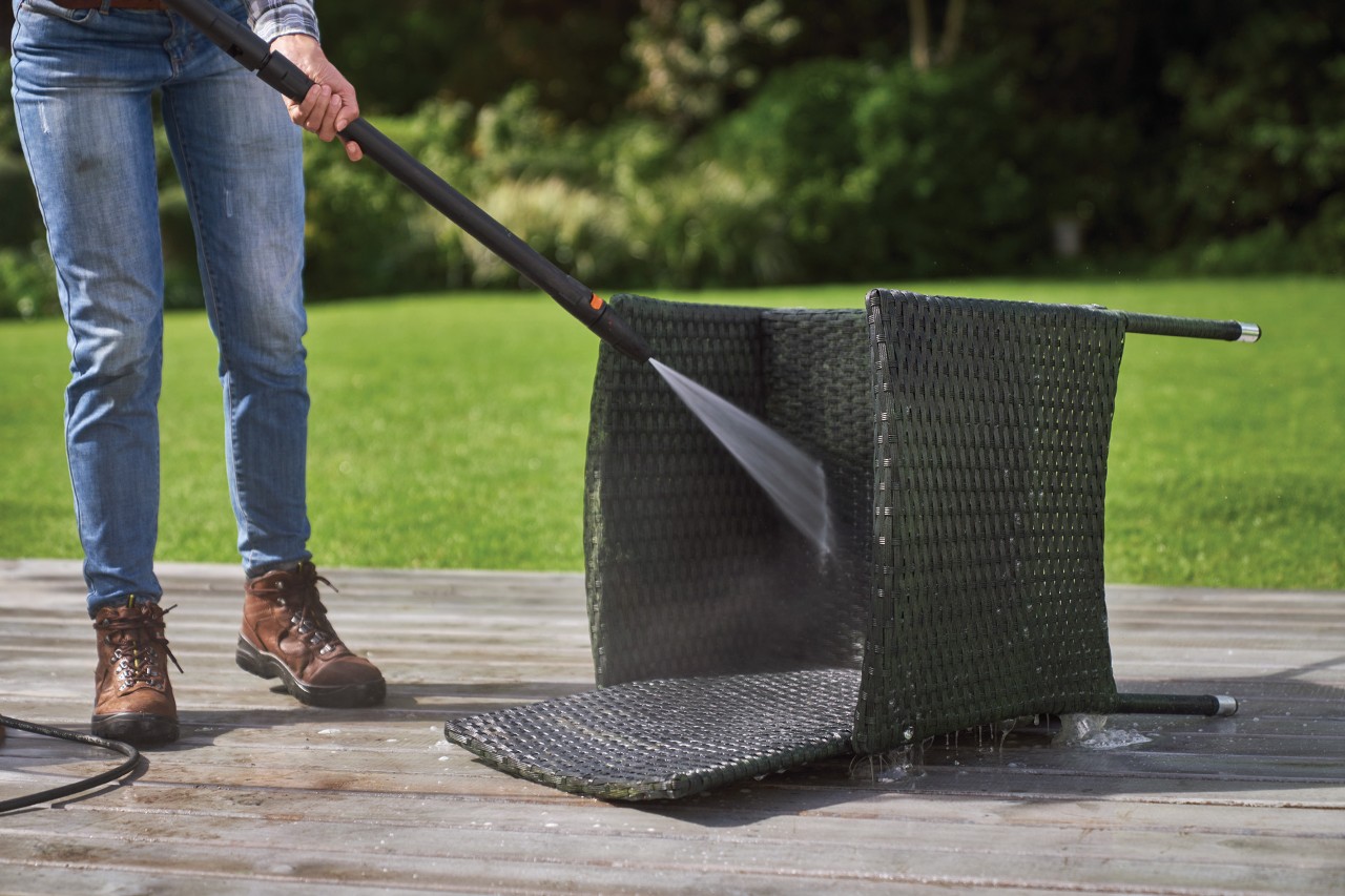 Pulizia di un mobile in rattan effettuata con l'idropulitrice STIHL RE 130 plus