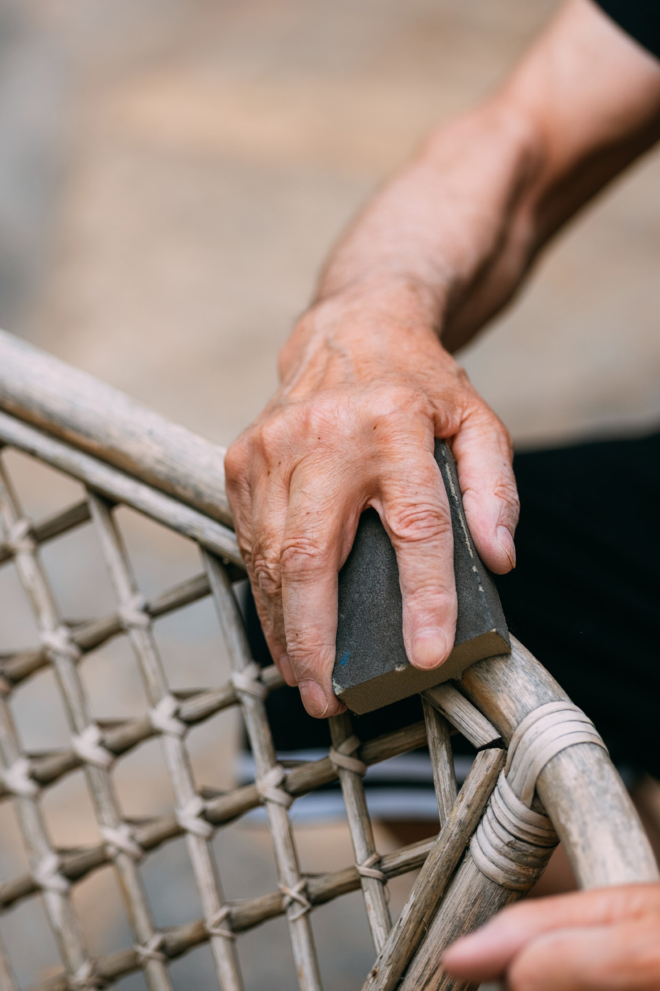 Sedia da giardino con parti in rattan levigata con l'aiuto della carta abrasiva