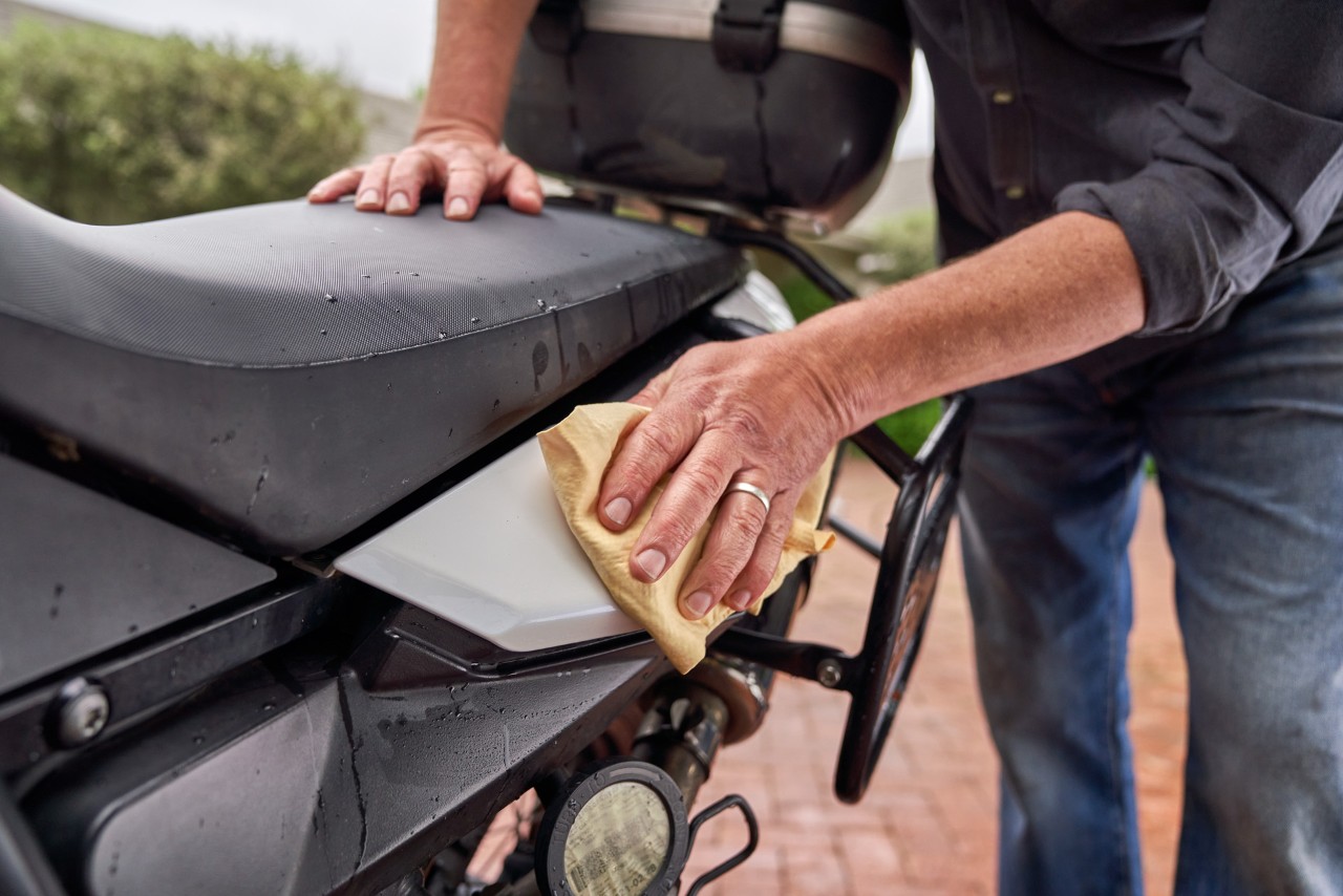 Pulizia della moto eseguita utilizzando un panno morbido